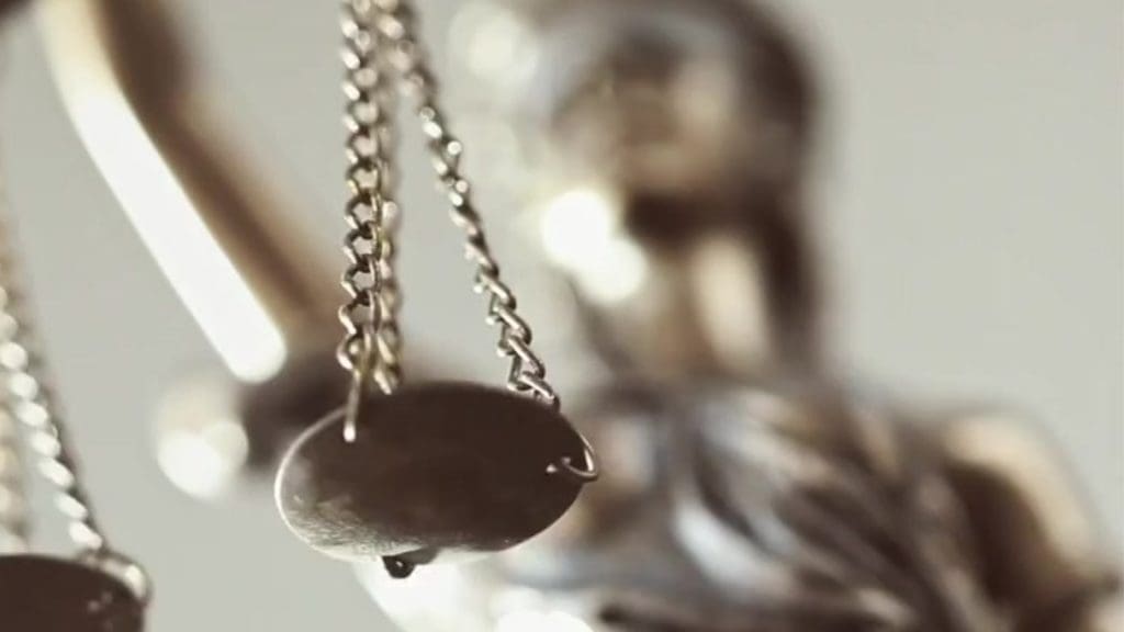 Eine Bronzestatue der Justizia