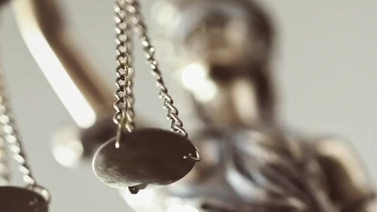 Eine Bronzestatue der Justizia