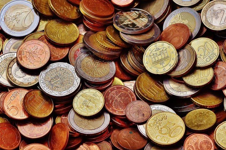 Mehrere Euromünzen, die auf einem Tisch liegen