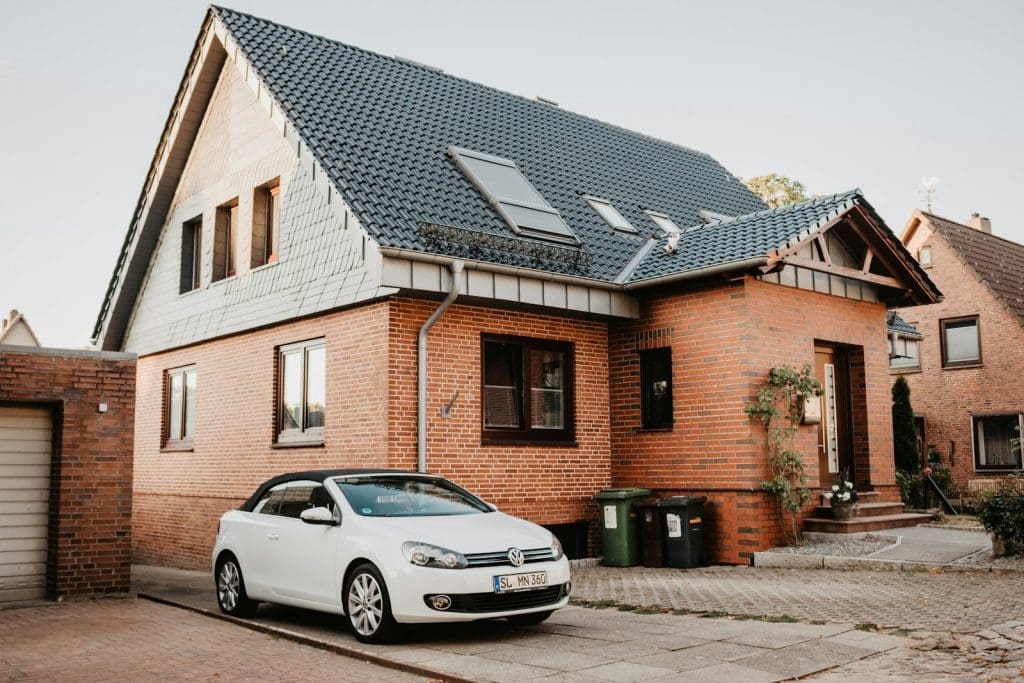 weißer Volkswagen Jetta neben einem Haus
