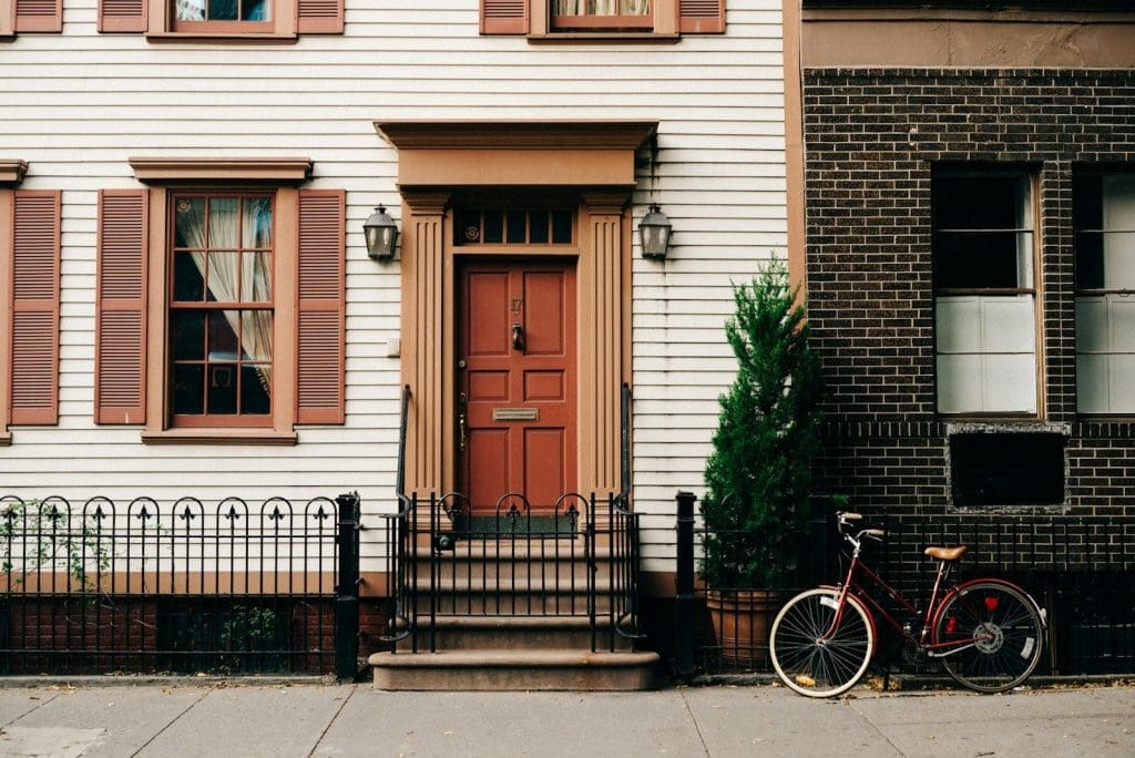 Haus mit Fahrrad im Vordergrund